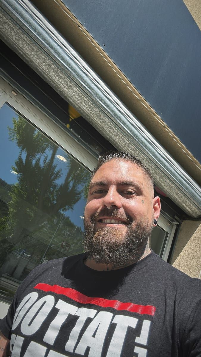 Desiderio - Annonce gay à Courcelles Profil de Desiderio, 45 ans, Annonce gay à Courcelles (Hainaut)
