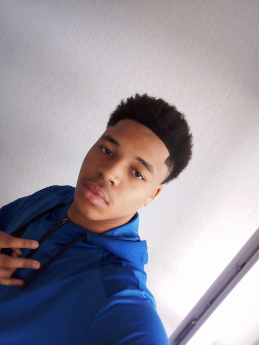 Loucka - Annonce gay à Anhée Profil de Loucka, 22 ans, Annonce gay à Anhée (Namur)