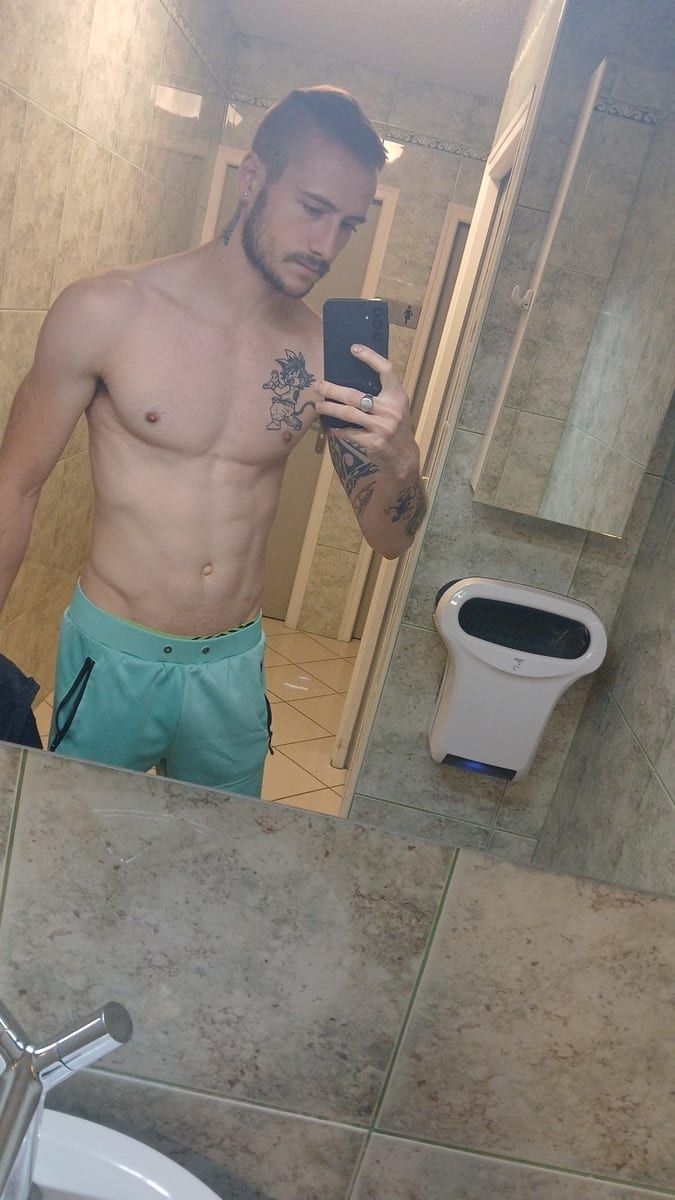 Melville - Annonce gay à Waimes Profil de Melville, 24 ans, Annonce gay à Waimes (Liège)